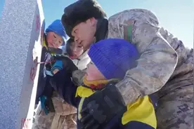 这样的画面，每次看都心潮澎湃！谢谢人民子弟兵！图片