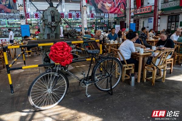 国庆打卡长沙工业风新地标：曙光茶厂的“锈”与“红”