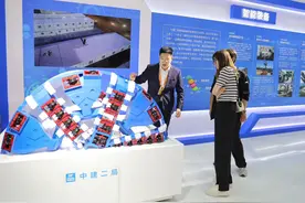 酷似“钢铁侠” 擅长地下作业，智能换刀机器人服贸会上“吸睛”图片