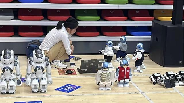 大学生机器人battle舞技！八强将登陆“冰丝带”｜机器人发展看北京
