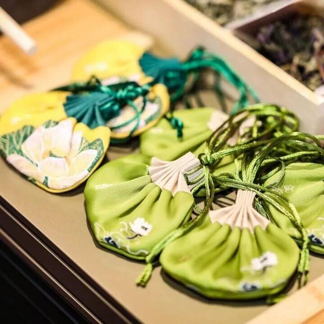 破圈全球，老字号带领中医药“乘风破浪”