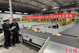 （新春走基层）浙江宁波助跨境电商海外客户“退货无忧”图片