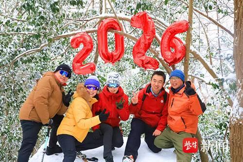 雪落金陵梅绽香 六朝古都迎客忙