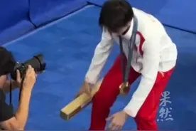 全红婵得了金牌也不忘进货，带着金牌一路捡着粉丝送的娃娃太可爱了图片