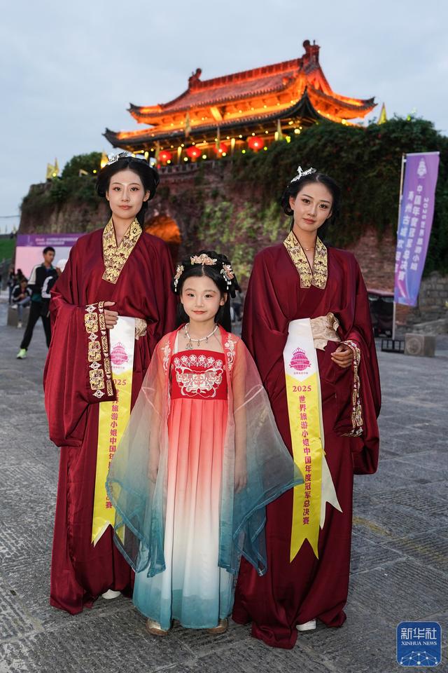 世界旅游小姐走进寿县古城