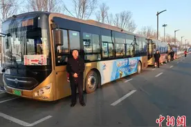 哈尔滨：6条途经冰雪大世界公交线末车适时延时1小时图片