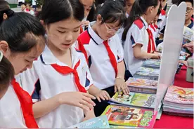 校社协同育人 这所小学把阅读课搬进"市场"图片