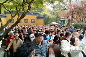 六点多就有人到了，今早已有2.3万余人次光顾杭州灵隐飞来峰景区图片