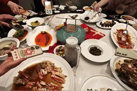 手机暂时“封印”，全家喊口号，年夜饭“放下手机”获得热烈响应图片