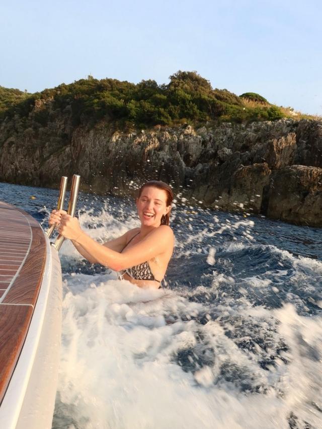 这就是女生想要的蜜月旅行！卡鲁索妻子晒蜜月照：欧洲各国游玩