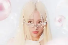 知名女星鬼鬼第一次染金发！产后新造型曝光，万人惊艳：以为是韩国爱豆图片