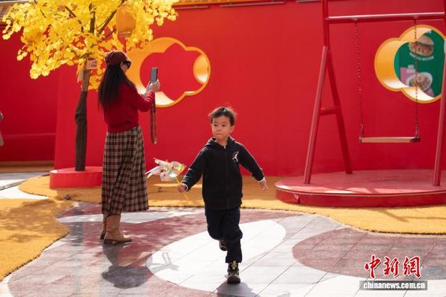 重庆：80米长“红墙限定皮肤”点缀城市 市民游客争相“打卡”