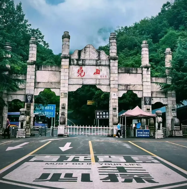 云端有座彩虹桥！嵩县白云山这条 “多巴胺天桥”，谁走谁心动！