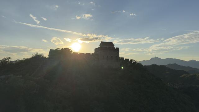 金红泼染烽台侧 云浪翻熔万山脊