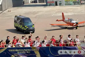 港媒：内地奥运健儿到访香港消防及救护学院与纪律部队交流，马龙樊振东与在场青年切磋球技图片
