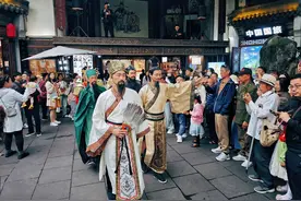 五一小长假 在成都武侯祠“潮玩三国” ｜文化中国行图片