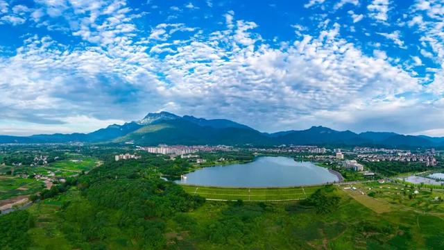 “蓝天幸福感”拉满的峨眉，真的不一样了！