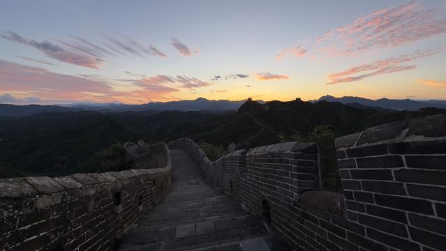 金红泼染烽台侧 云浪翻熔万山脊