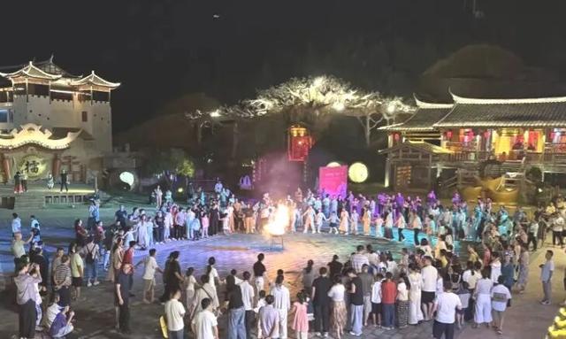 国庆爆火！福建侠天下刷屏，游客直呼：“这哪是景区？分明是武侠梦照进现实！
