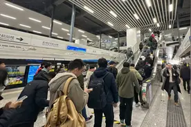 虹桥2号航站楼站排长队！机场联络线开通首日，记者实地探访，梳理出热点八答图片