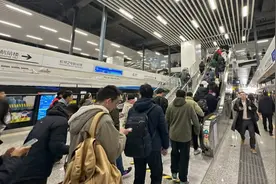 虹桥2号航站楼站排长队！机场联络线开通首日，记者实地探访，梳理出热点八答图片