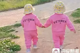 61岁双胞胎宝妈回应高龄产子，她幸福的样子尤其感人图片