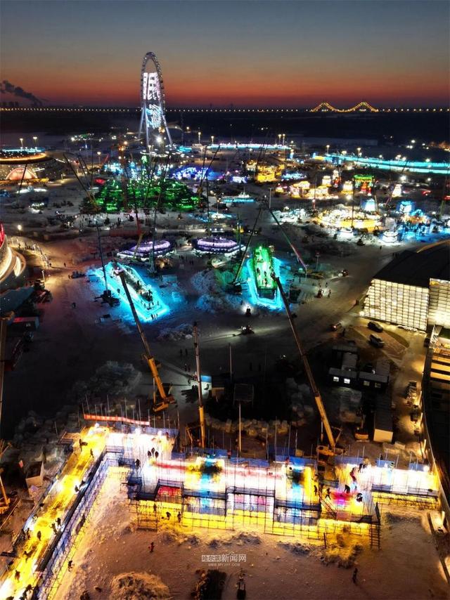 冰雪大世界超级冰滑梯初显“长城”雄姿