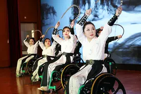 这个艺术团成立10年为很多人带来了希望之光图片