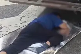 男子高速上趴车底睡觉，地铺都打上了！网友：你应该在车里不应该在车底图片