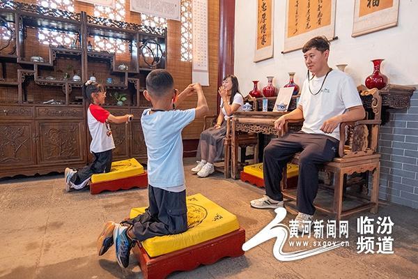 洪洞大槐树景区暑期“孝德敬茶”活动 从游玩中体验孝德传家