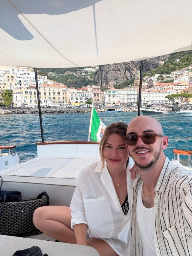 这就是女生想要的蜜月旅行！卡鲁索妻子晒蜜月照：欧洲各国游玩