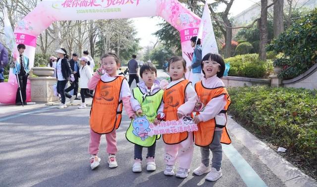 在“花雨”里奔跑，还能看到小动物，青岛数百个家庭的孩子和家长在这里玩嗨了