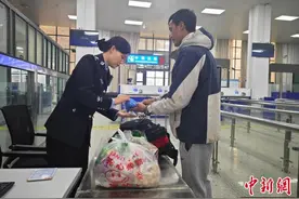 西藏吉隆出入境边防检查站检查员文燕：手持验讫章、守护国门安全图片