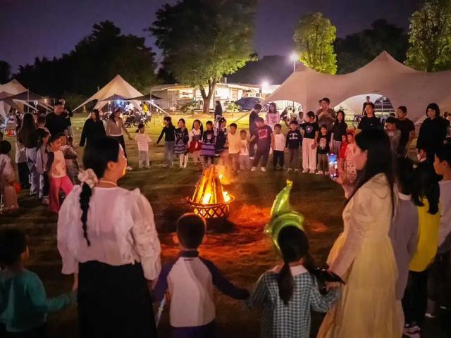 偶遇演员金晨、孙阳！来里水贤鲁岛打卡同款→