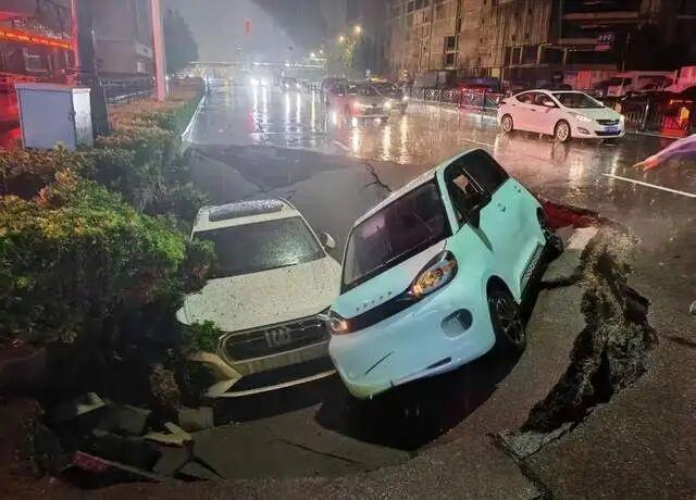 洛阳突发路面塌陷，两辆行驶中小汽车坠入，多部门介入处置，具体原因仍在调查中