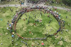百色：真奖励一头牛！山歌大赛百人嗨歌万人唱图片