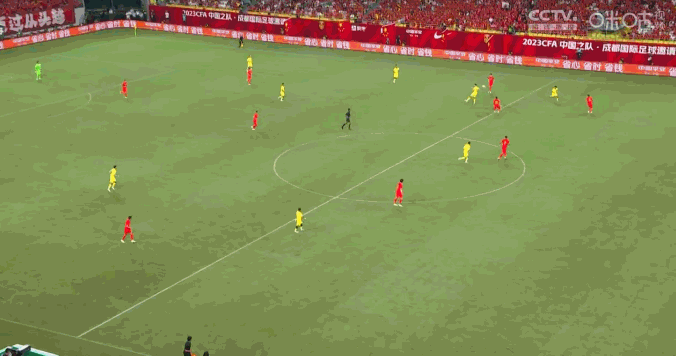 热身赛国足1-1战平马来西亚，李帅受伤倒地被救护车直接带走图片