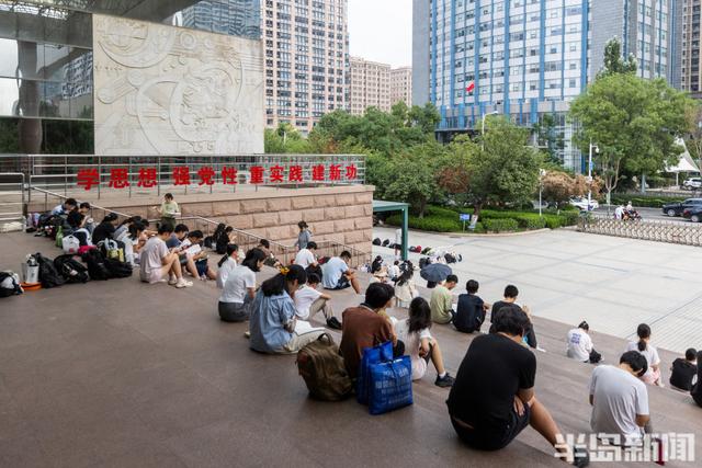 比景区更火！暑期青岛图书馆“一座难求”