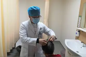 痴迷中医精通针灸，青岛"洋大夫"用中医疗法解除患者病痛图片