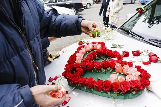 婚车遭拦截索要50条烟作为喜钱，双方僵持1小时	，新人无奈打车离去！网友质疑：算不算“拦路抢劫”？律师解读→