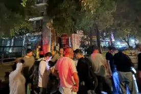 魔都“潘家园”重现？记者实地探访古玩夜市：凌晨交易扰民，疏堵能否结合图片