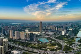 “万亿体量”增了882亿元，常住人口多了18万，从一份公报看郑州发展成色图片