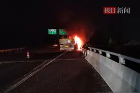 高速匝道上一吊车起火，武汉消防紧急救援图片