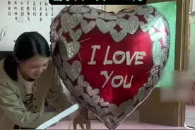 女子用气球绑百元大钞给对象惊喜，装车时不小心气球带着钱飞走了，当事人：共1800元。图片