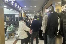 闺蜜连逛8小时采购“新年战袍” 杭州四季青开启年底扫货模式图片