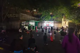 重庆渝北：知识宣传+文化娱乐，回兴街道康兴路社区开展惠民电影放映活动图片