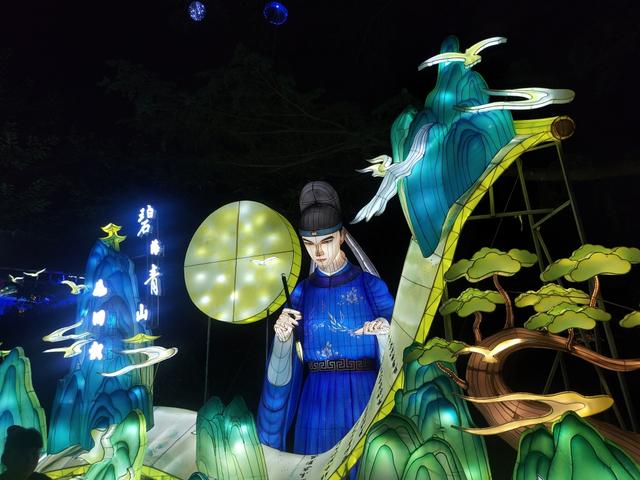灯光一亮，秒变童话世界！2025年“青岛之夏”艺术灯会启幕成夏夜顶流