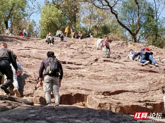 岁暖时刻｜风拂岩壁，也拂过忠魂——赫石坡的 “火”，该照进历史深处