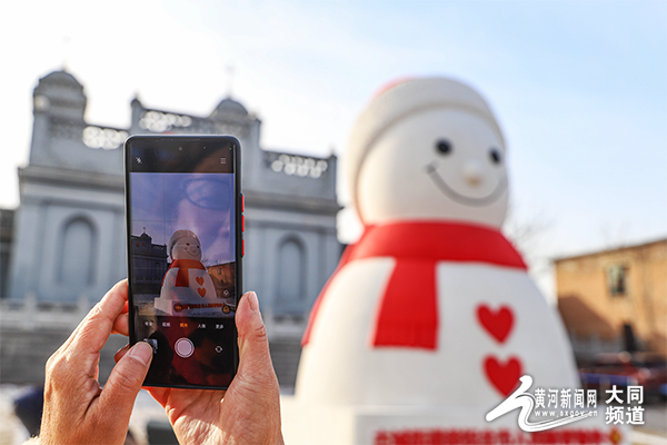 雪映古楼添雅趣 巨型雪人在大同古城惊艳亮相