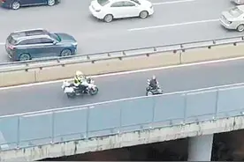 老大爷误将电动轮椅车开上长沙二环高架，天心交警暖心护送图片